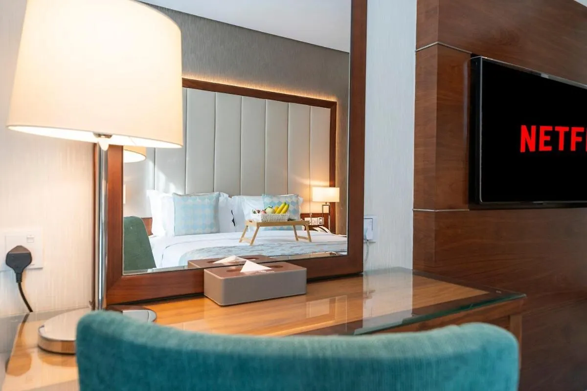 Apartment 5 Star 2Br W & Infinity Pool Full Canal & Burj Views Dubai